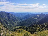 Panorama lungo il Sentiero del Crinale - Sullo sfondo il Lago di Garda