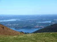 Lago di Varese (sx), Lago di Monate (dx), Lago Maggiore (centro basso) dalla sommità del Monte del Falò