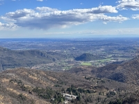Panorama dal Monte Piambello sulla pianura Padana, sullo sfondo i primi Appennini dell'Oltrepò pavese e del basso Piemonte