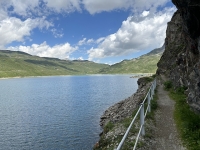 Sentiero che, dalla diga, costeggia il Lago del Toggia