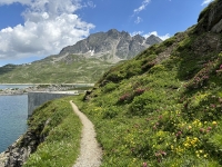 Sentiero che, dalla diga, costeggia il Lago del Toggia